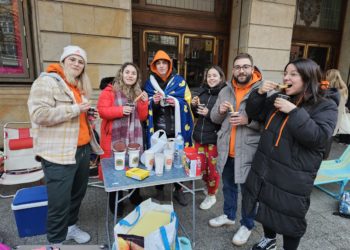 Sillas plegables, juegos de mesa, chocolate con churros… Las 36 horas de espera ante el Jovellanos por el Concurso de Charangas