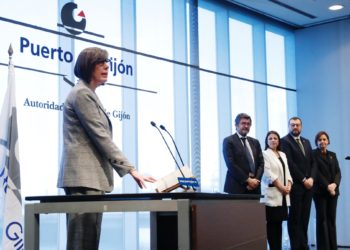 Roqueñí toma posesión como presidenta de la Autoridad Portuaria de Gijón
