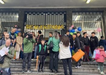 Globos, confeti y carteles en la vuelta al Rey Pelayo: «Vas por el cole y ves felicidad»