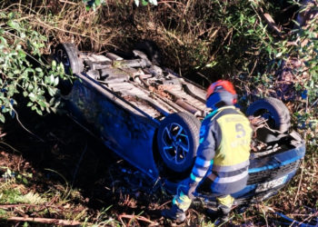 Una salida de vía en Castrillón obliga a excarcelar del vehículo a la conductora