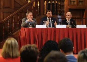 «La pluralidá llingüística ye una riqueza que define Asturies al traviés de les nuestres trés llingües», expresa Barbón