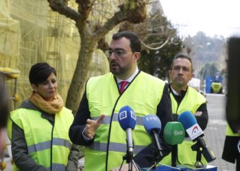 Barbón recuerda que una familia asturiana «tiene un deducción de 2.100 por hijo hasta los 26 años»