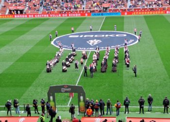 De Nueva York a El Molinón: el Sporting homenajea a la Banda de Gaitas Villa de Xixón