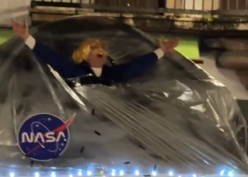 La performance espacial antroxera que encantó a Jesús Calleja: «¡Viva Cangas de Onís!»