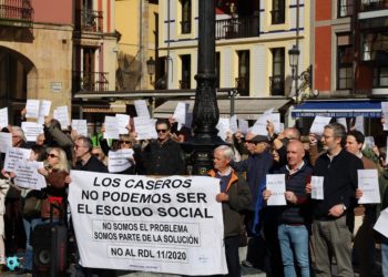 Decenas de personas reclaman en la Plaza Mayor la «derogación inmediata» del decreto 11/2020 para acabar con la inquiocupación