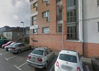 Un menor se precipita desde un tercero en Grado y hallan a una adolescente herida en el mismo piso