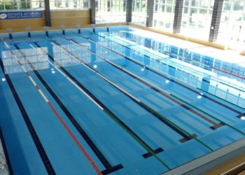 Condenan a un vecino de Aller por masturbarse frente a un menor en el vestuario de la piscina de Mieres