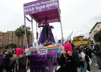 La Hermandad de Los Estudiantes denuncia ante el TSJA la presencia de la ‘Santina Queer’ en el 8M: «Fue una humillación»