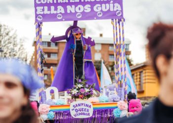 AMA se defiende de los ataques por la presencia de la ‘Santina Queer’ el 8M: «Lo hicimos con todo el amor»