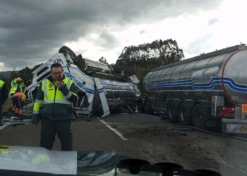 El vuelvo de un camión cisterna en la A-8 mantiene cortado el tráfico en sentido Irún a la altura de Navia