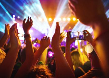 El Ayuntamiento en bloque abre la puerta a una regulación de la contaminación acústica en las zonas de ocio de Gijón