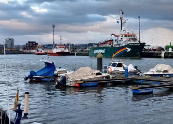 Últimas horas para visitar el ‘Arctic Sunrise’, el buque de Greenpeace amarrado en Avilés contra la regasificadora de El Musel