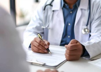 Oncólogos denuncian presiones para restringir el acceso de pacientes con cáncer de la sanidad privada a determinados tratamientos