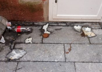 Vecinos de Cimavilla denuncian la suciedad del barrio y la falta de presencia policial: «Llamamos y nadie apareció»