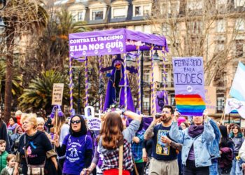 Vox exige retirar subvenciones «ideológicas» a AMA tras la ‘Santina Queer’ y defiende los fondos para la Semana Santa