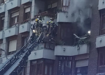 Un incendio en una vivienda levanta expectación en la avenida Castilla: el foco se localizó en el salón