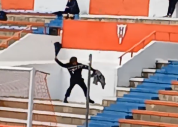 La furia de Poves por una expulsión la paga su paraguas