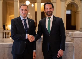 Del «reparto de sillones» al «para sorpresa de nadie»: las fuerzas políticas reaccionan al pacto de PP y Foro