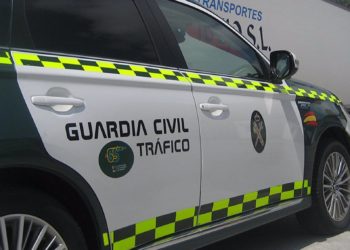 Un camión provoca retenciones en Lugones al intentar pasar bajo un puente con altura insuficiente