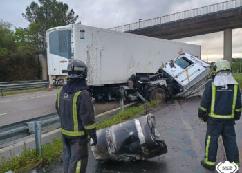 Herido un camionero en un aparatoso accidente en Siero