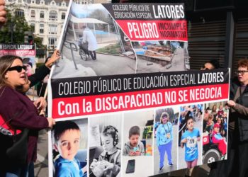 Las familias del colegio de Latores lucharán por la piscina: «Lamentamos que rechacen el diálogo y la objetividad»