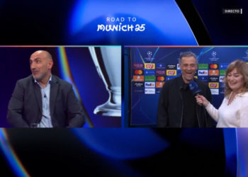 Luis Enrique saluda eufórico a Abelardo en directo tras ganar al Aston Villa: «¡Qué nivel los de Pumarín!»