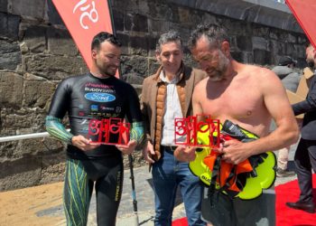 El reto solidario ‘Abracemos el mar’ hace etapa en Gijón: «Queremos lanzar un mensaje desde la acción»
