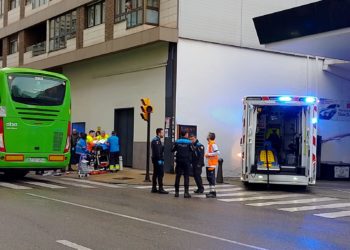 Una mujer de 80 años es atropellada por un autocar en Laviada