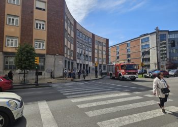 La caída de parte del techo del gimnasio obliga a desalojar el IES Jovellanos