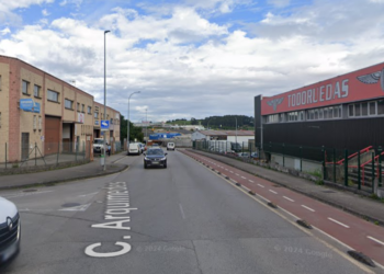 Un motorista es trasladado a Cabueñes tras chocar con un coche en el polígono de Roces