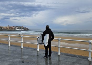 Asturias, en aviso amarillo este lunes por riesgo de olas, lluvias y tormentas
