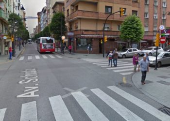 Dos personas afectadas en el choque entre un autobús de EMTUSA y un coche en el cruce de Schultz con Juan Alvargonzález