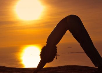 ¿Broma o devoción por el ‘ojo sagrado’? La Providencia se prepara para un posible ‘saludo al sol’ grupal… Con el ano