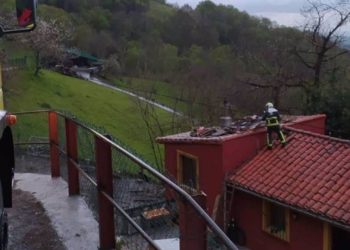 Extinguen un incendio desatado en la chimenea de una vivienda de Colunga