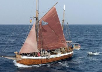 Un helicóptero evacúa a seis personas de un velero averiado frente a Cabo Peñas