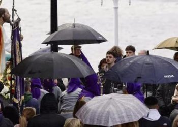 Primer ‘chaparrón’ de la Semana Santa gijonesa: la lluvia obliga a suspender la procesión del Silencio