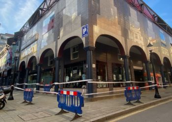 ‘Devorado’ por una máquina expendedora: rescatan a un hombre cuya mano quedó atrapada en uno de tales dispositivos