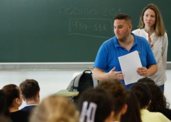 Polémica por la brecha salarial de los docentes asturianos: «Cobran hasta 750 euros menos que los vascos»