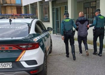 Detenido un joven por el robo de un vehículo hallado en el río Nalón