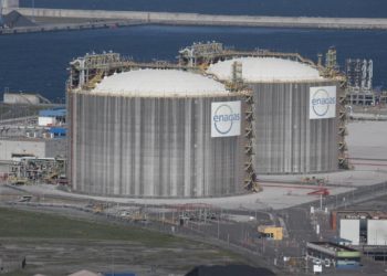 Jarro de agua fría sobre Ecologistas en Acción: desestiman su petición de anular la autorización para la regasificadora de El Musel