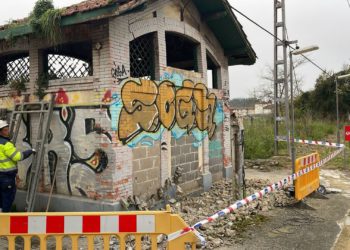 La Policía Local paraliza el derribo de los baños de la estación de Serín, protegidos en el catálogo urbanístico de Gijón