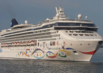 Un nuevo gigante de los mares se aproxima a Gijón: el crucero ‘Norwegian Star’ atracará mañana en El Musel