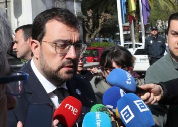 «El trabajo no puede costar la vida», la reivindicación que ha ‘resonado’ en el minuto de silencio en la Junta del Principado