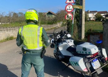 El conductor de un quad huye en Roces de la Policía Local y hace colisionar en Leorio a un coche patrulla
