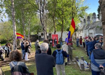 Ofrenda floral de los socialistas gijoneses el 14-A: «La República llegó en paz y se fue con un golpe de Estado»
