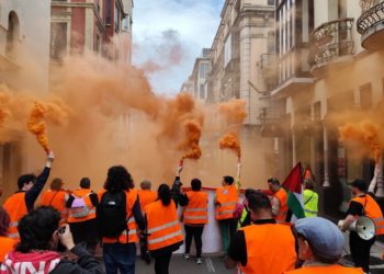 «Asturies pa vivir, non pa especular»: una marea naranja reclama en Gijón vivienda digna