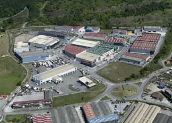 Un camión, calcinado en un incendio en el interior de una nave industrial en Carreño