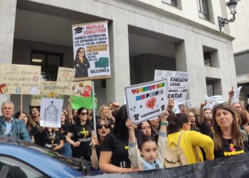 Las familias apoyan la huelga educativa: «Si se recortan derechos al profesorado, también se los recortan a nuestra infancia»