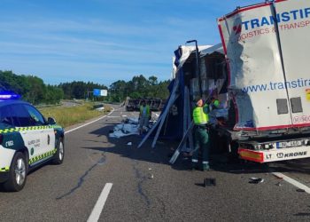 La colisión de dos camiones en la Autovía del Cantábrico a la altura de Castrillón obliga a cortar la vía durante seis horas