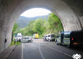 Once heridos en Piloña en un choque frontal entre un turismo y una furgoneta